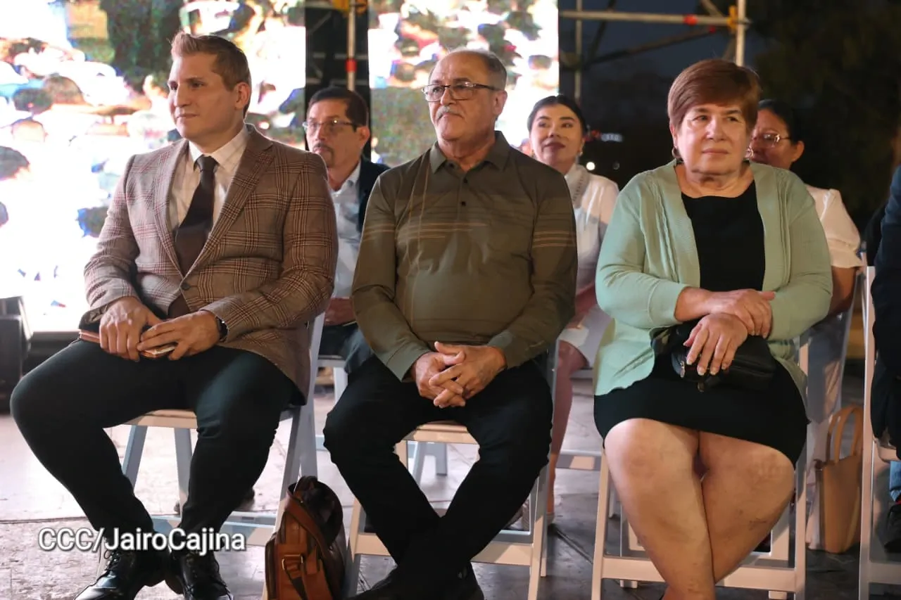 Familias celebran la Paz con culto en Plaza La Biblia