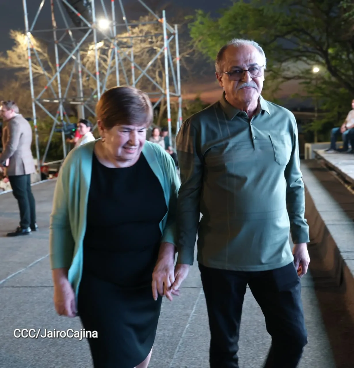 Familias celebran la Paz con culto en Plaza La Biblia