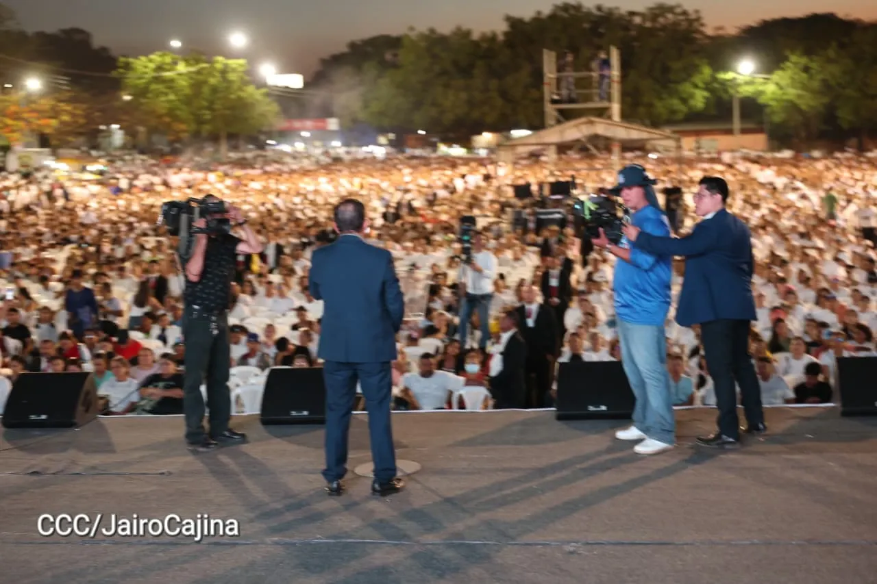 Familias celebran la Paz con culto en Plaza La Biblia