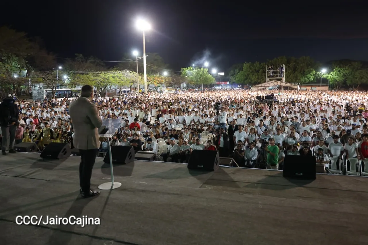 Familias celebran la Paz con culto en Plaza La Biblia