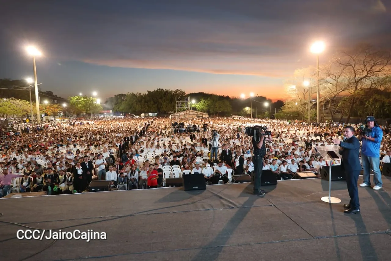 Familias celebran la Paz con culto en Plaza La Biblia