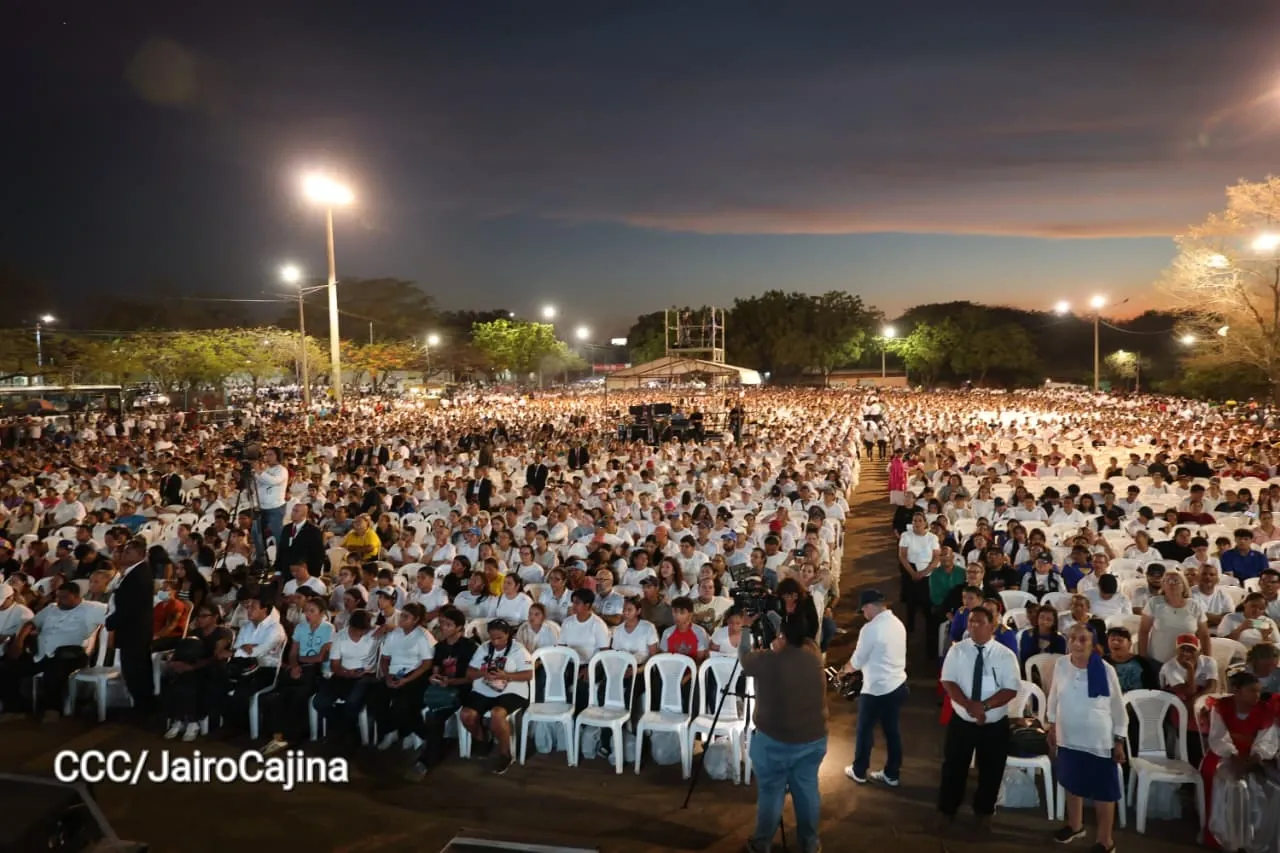 Familias celebran la Paz con culto en Plaza La Biblia