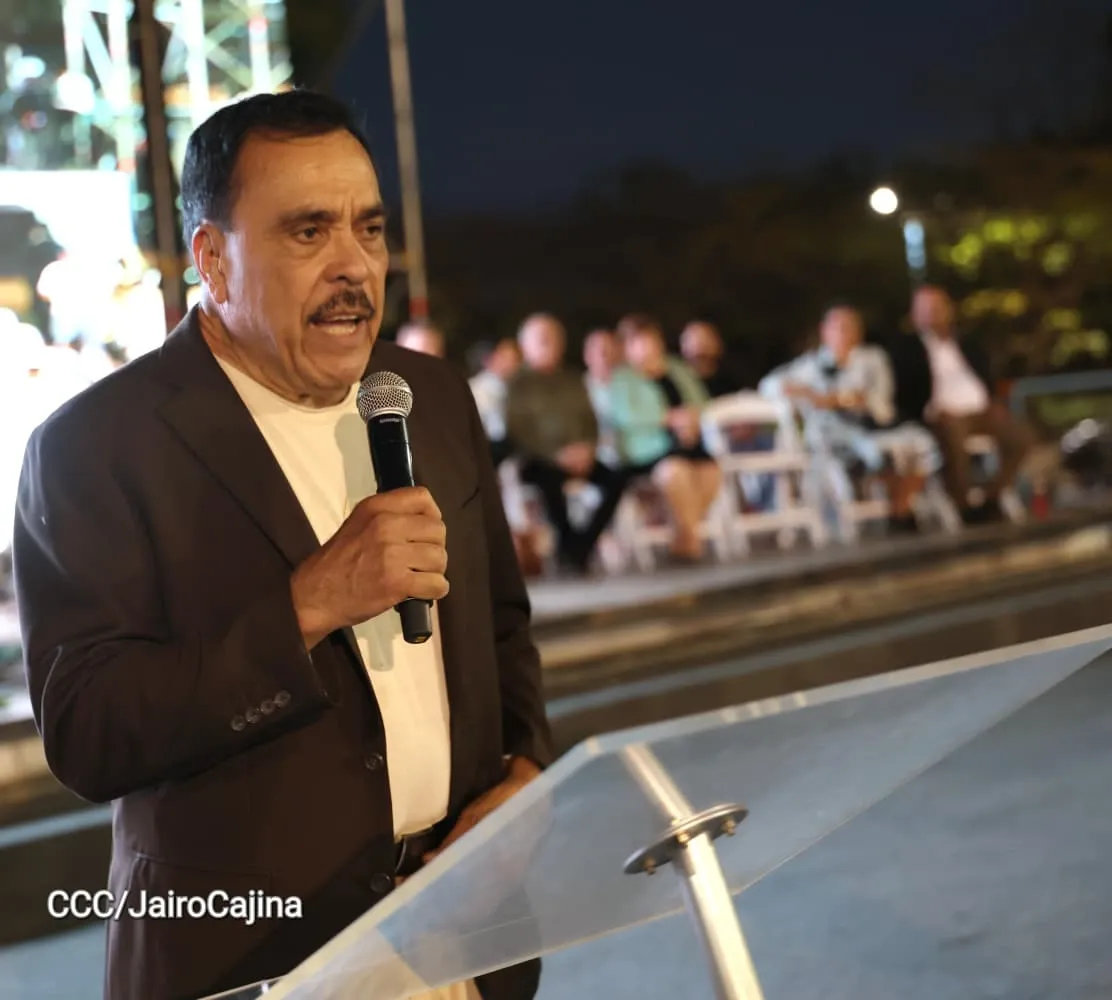 Familias celebran la Paz con culto en Plaza La Biblia