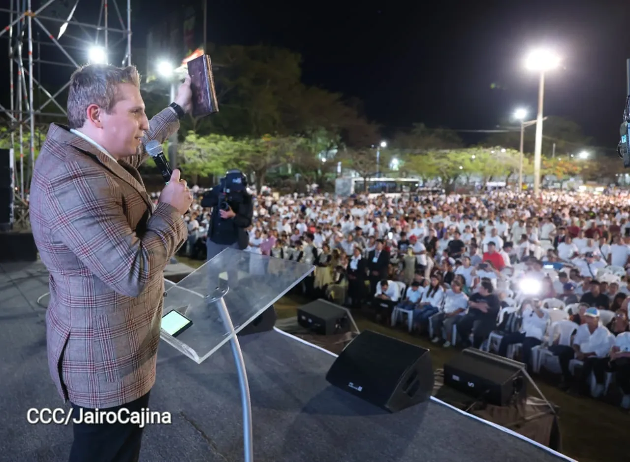 Familias celebran la Paz con culto en Plaza La Biblia