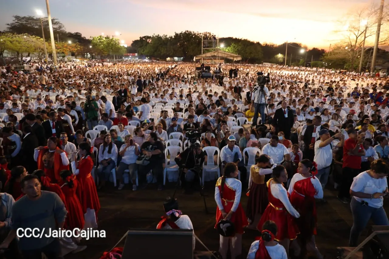 Familias celebran la Paz con culto en Plaza La Biblia