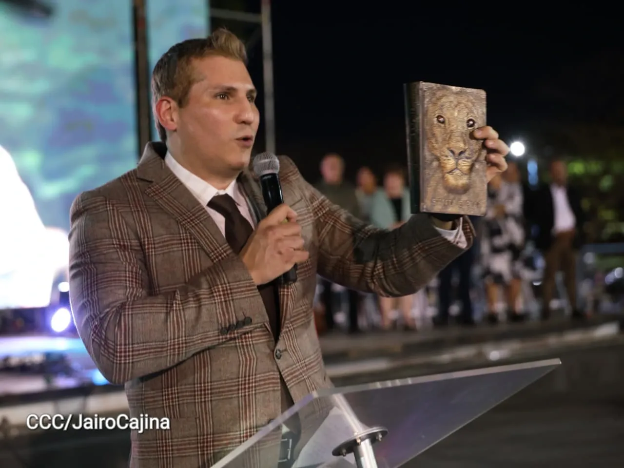 Familias celebran la Paz con culto en Plaza La Biblia