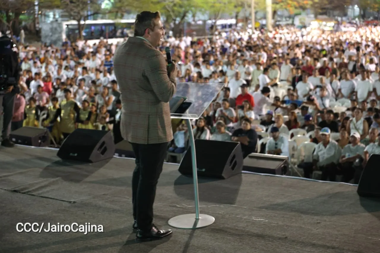 Familias celebran la Paz con culto en Plaza La Biblia