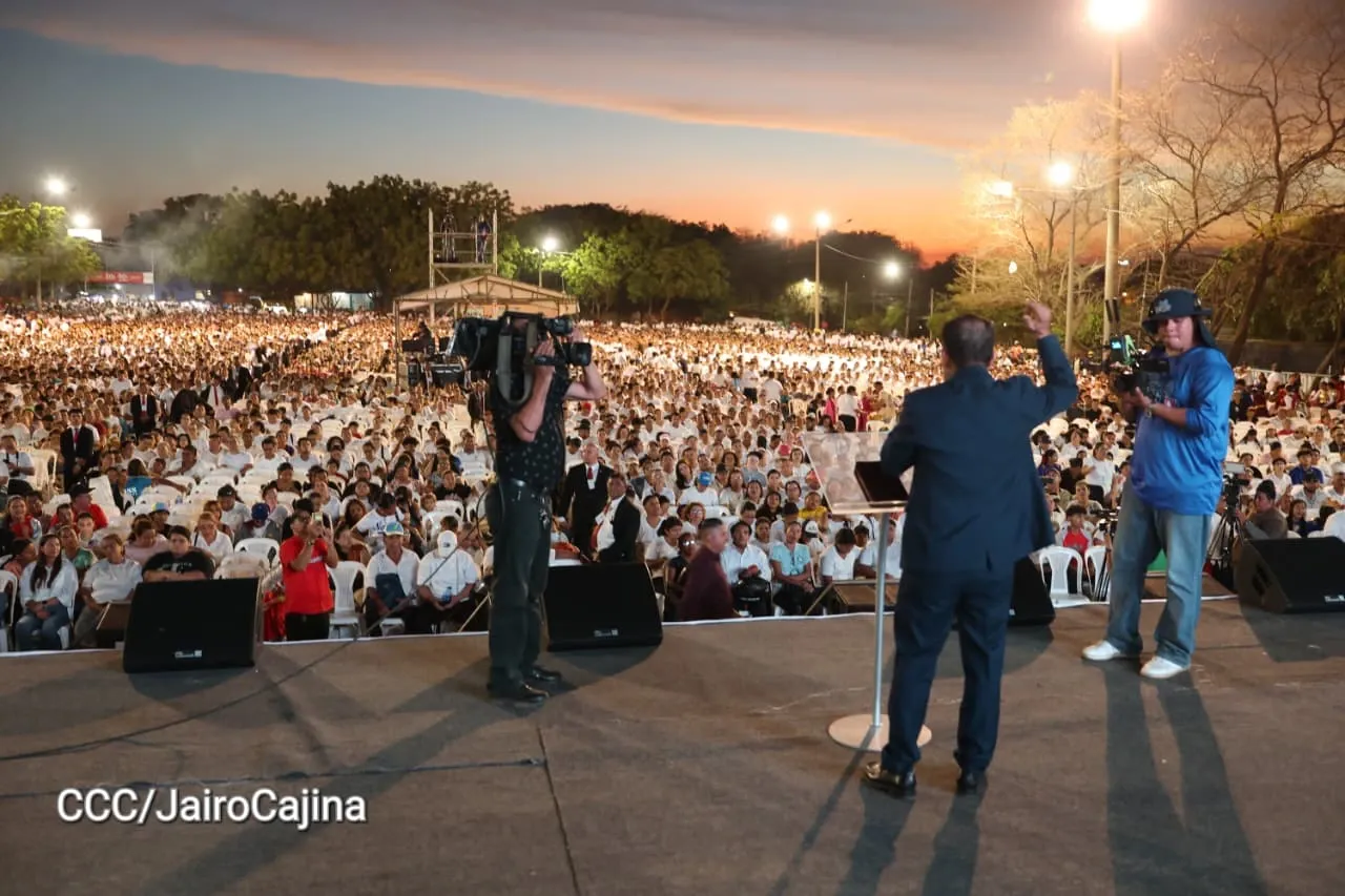 Familias celebran la Paz con culto en Plaza La Biblia