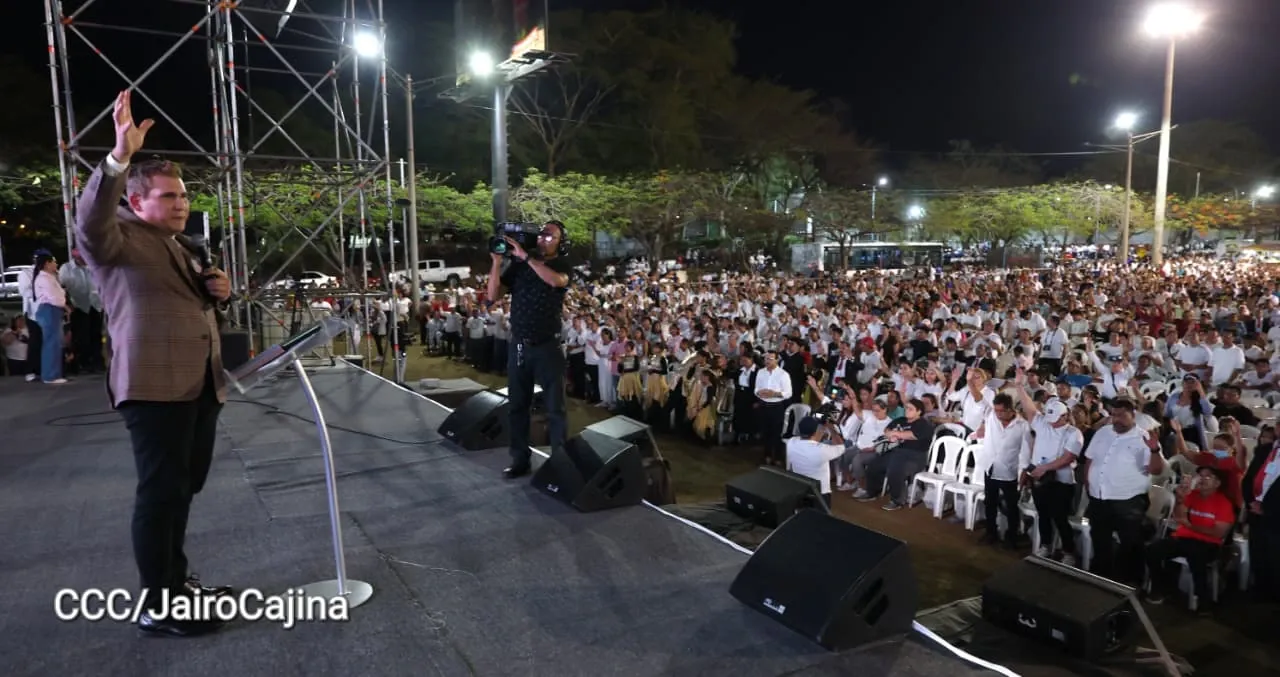Familias celebran la Paz con culto en Plaza La Biblia