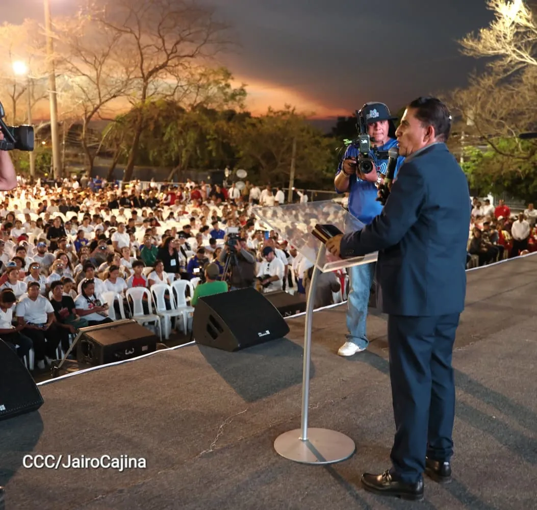 Familias celebran la Paz con culto en Plaza La Biblia