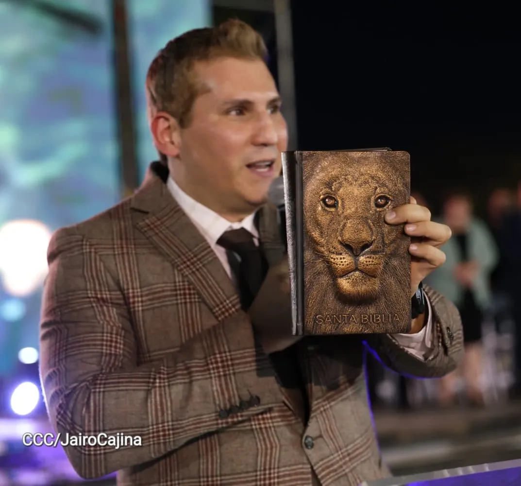 Familias celebran la Paz con culto en Plaza La Biblia