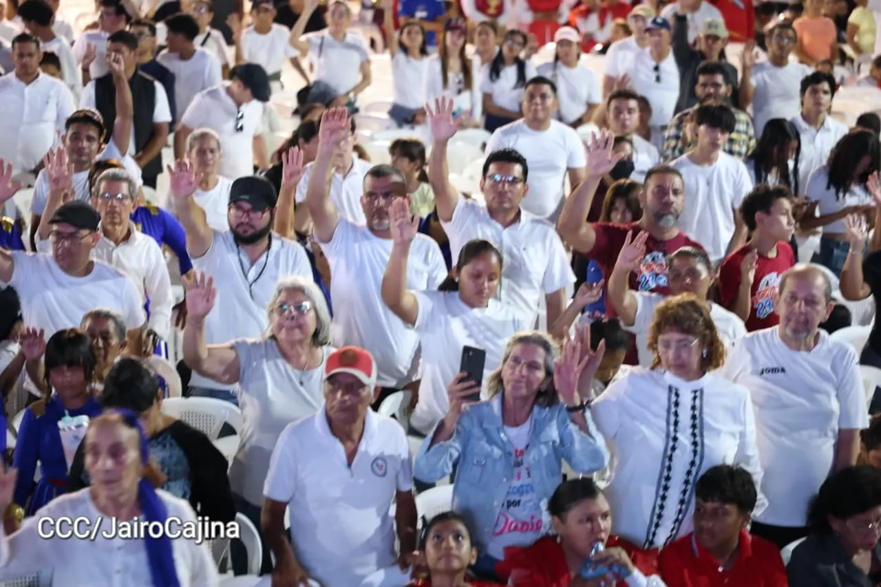 Familias celebran la Paz con culto en Plaza La Biblia