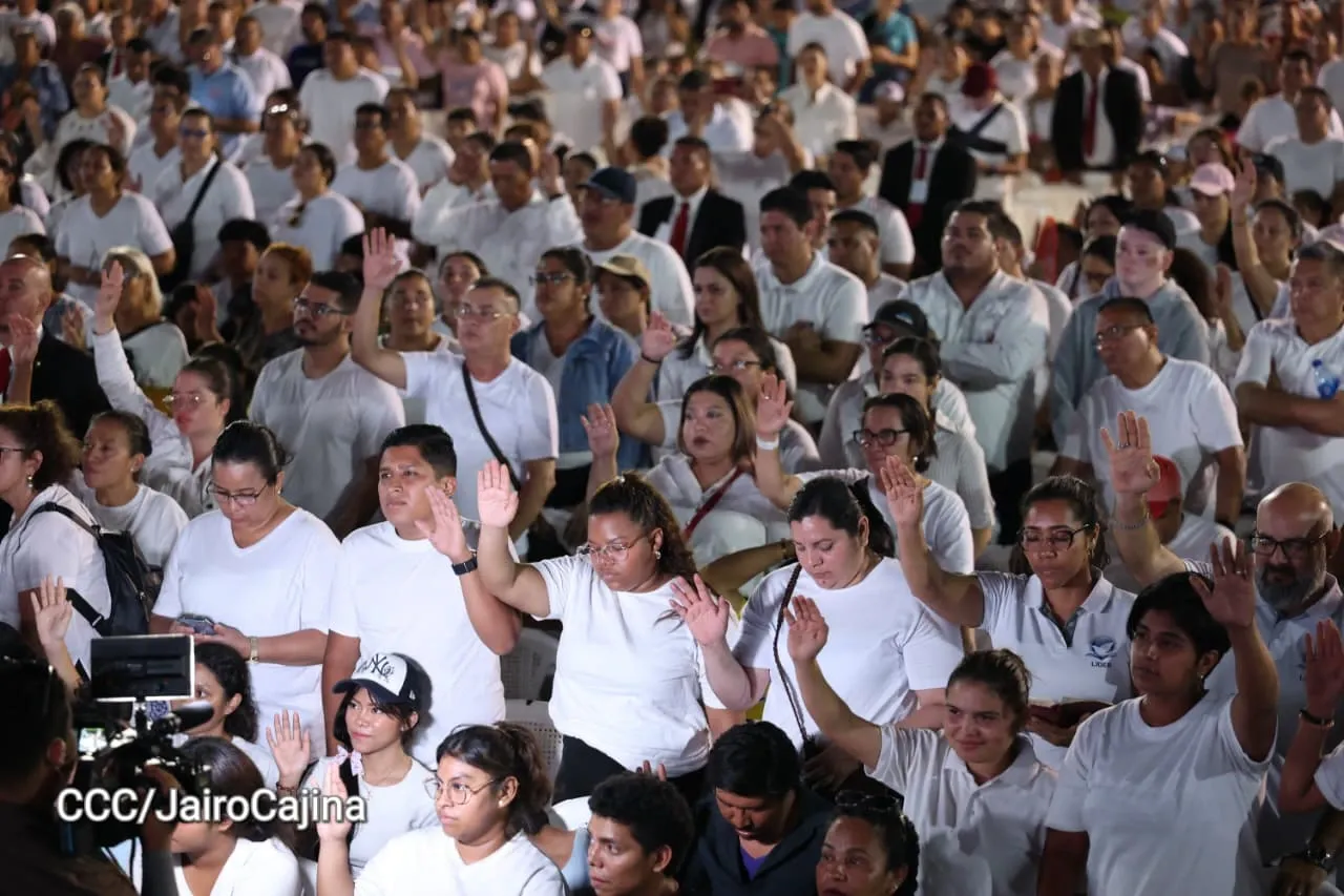 Familias celebran la Paz con culto en Plaza La Biblia