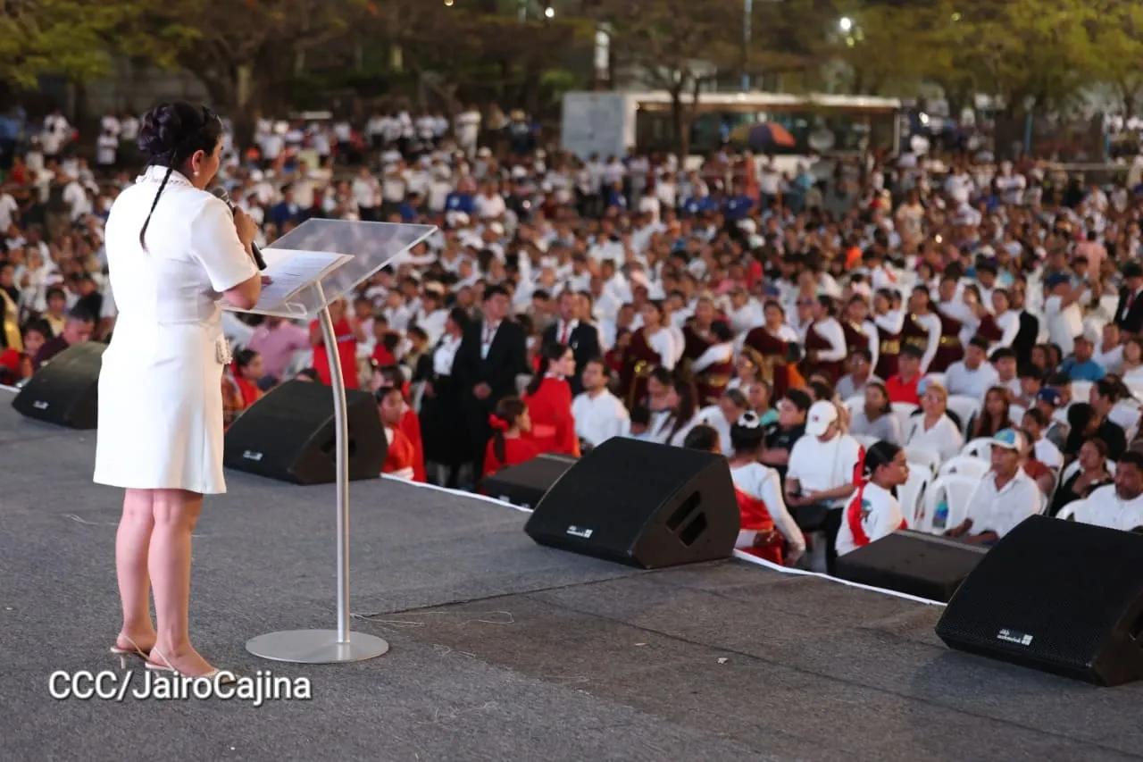 Familias celebran la Paz con culto en Plaza La Biblia