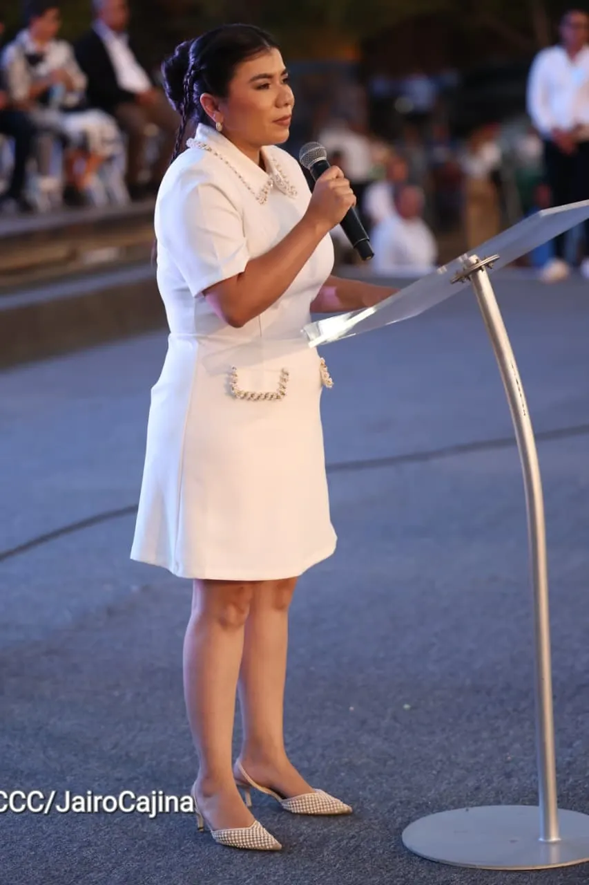 Familias celebran la Paz con culto en Plaza La Biblia