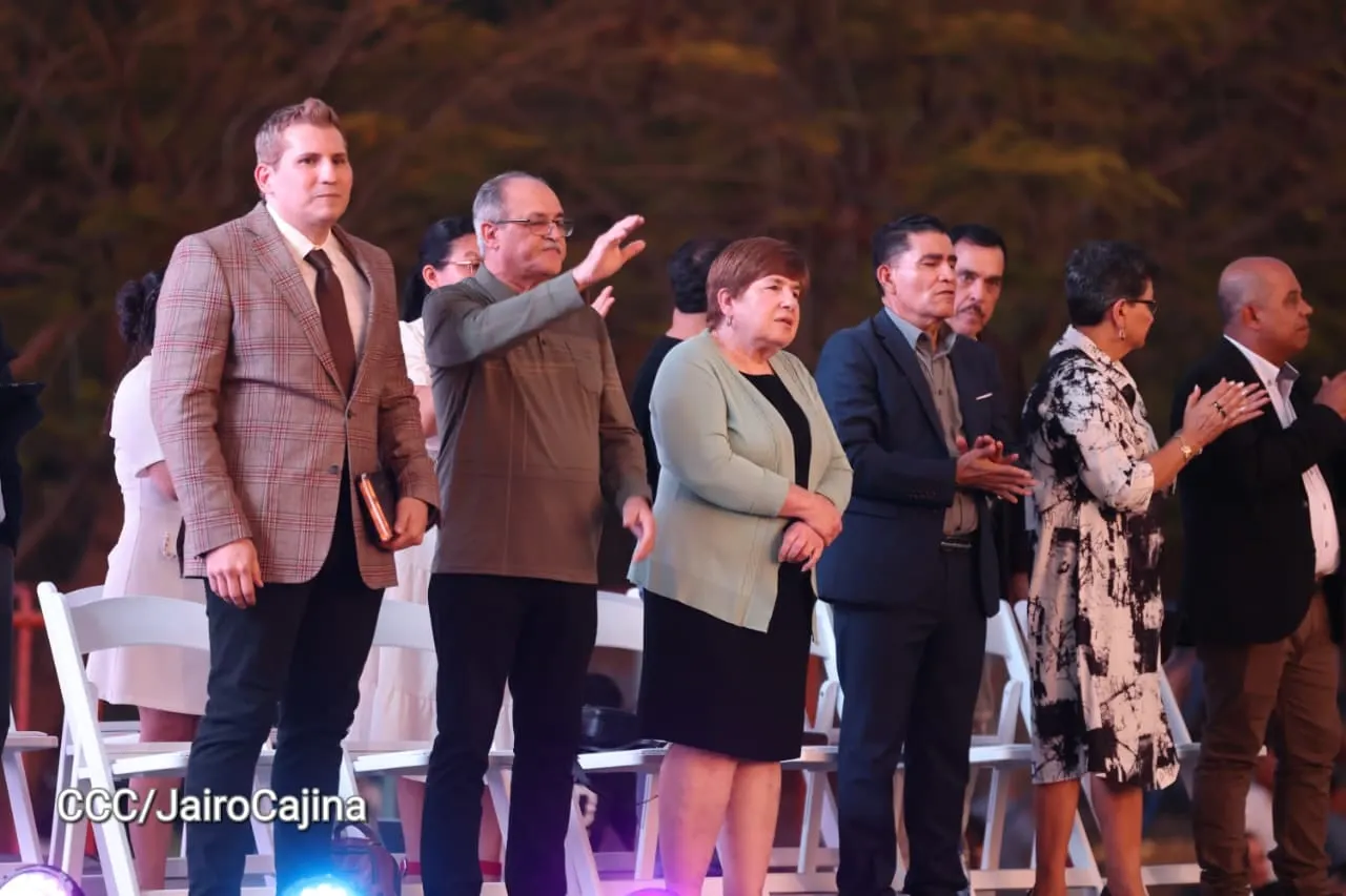 Familias celebran la Paz con culto en Plaza La Biblia