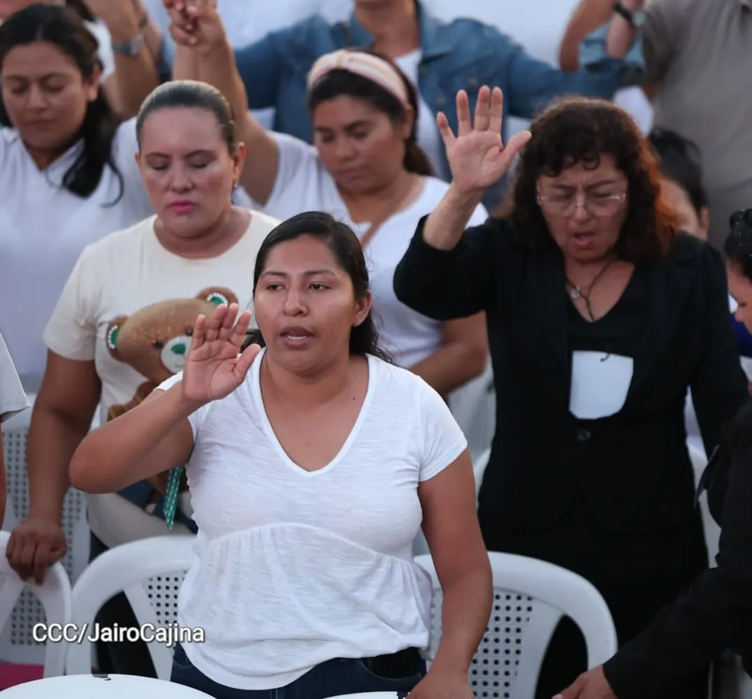 Familias celebran la Paz con culto en Plaza La Biblia