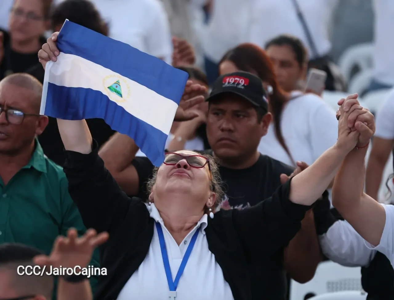 Familias celebran la Paz con culto en Plaza La Biblia