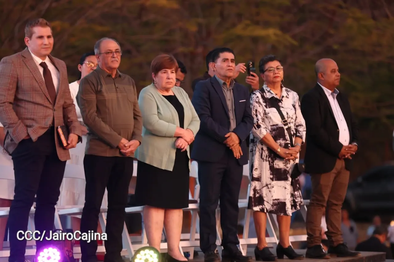 Familias celebran la Paz con culto en Plaza La Biblia