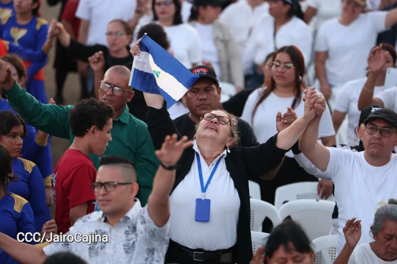 Familias celebran la Paz con culto en Plaza La Biblia