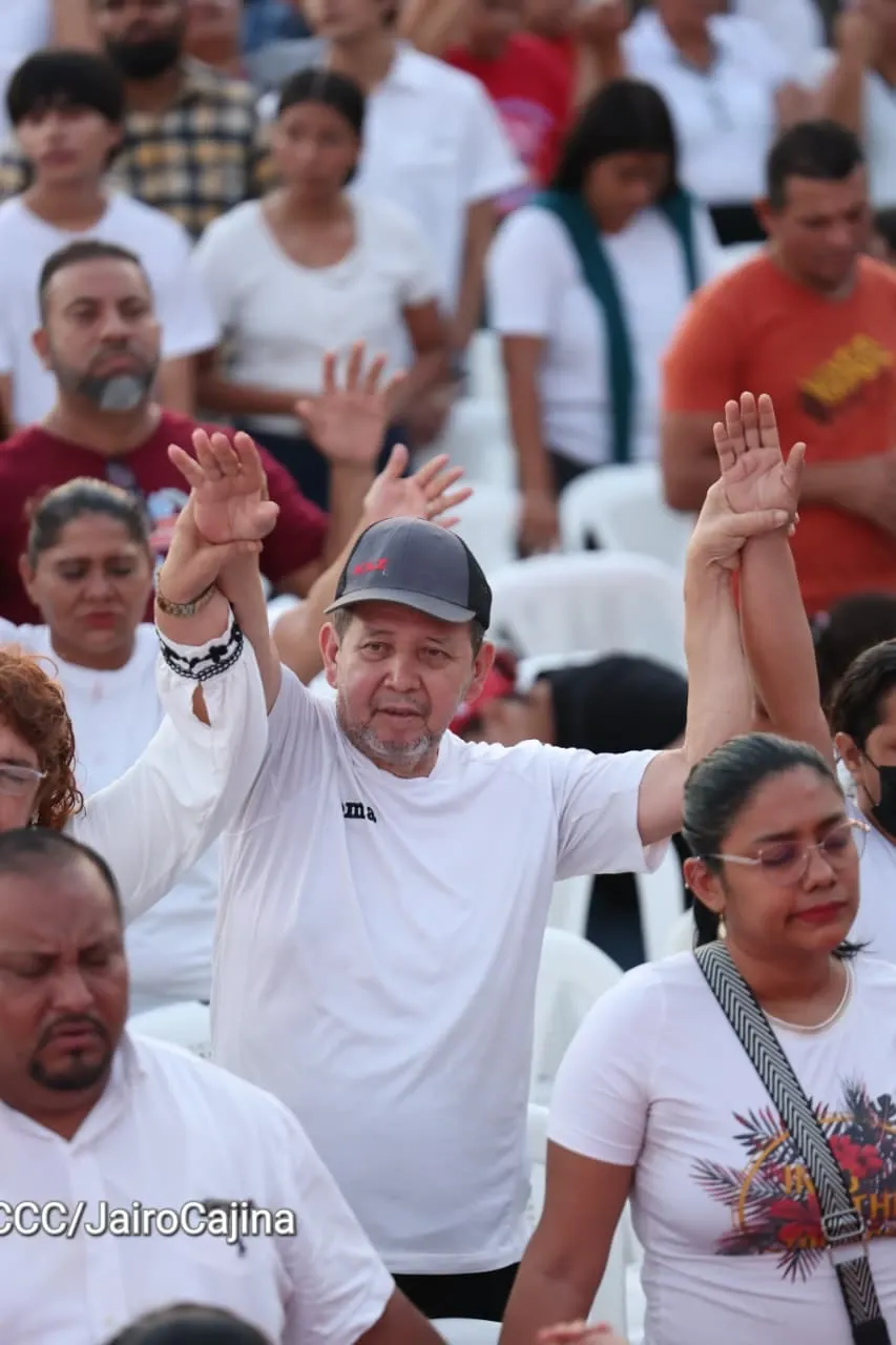 Familias celebran la Paz con culto en Plaza La Biblia