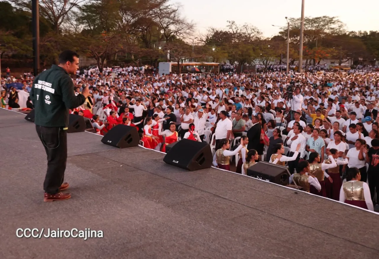 Familias celebran la Paz con culto en Plaza La Biblia