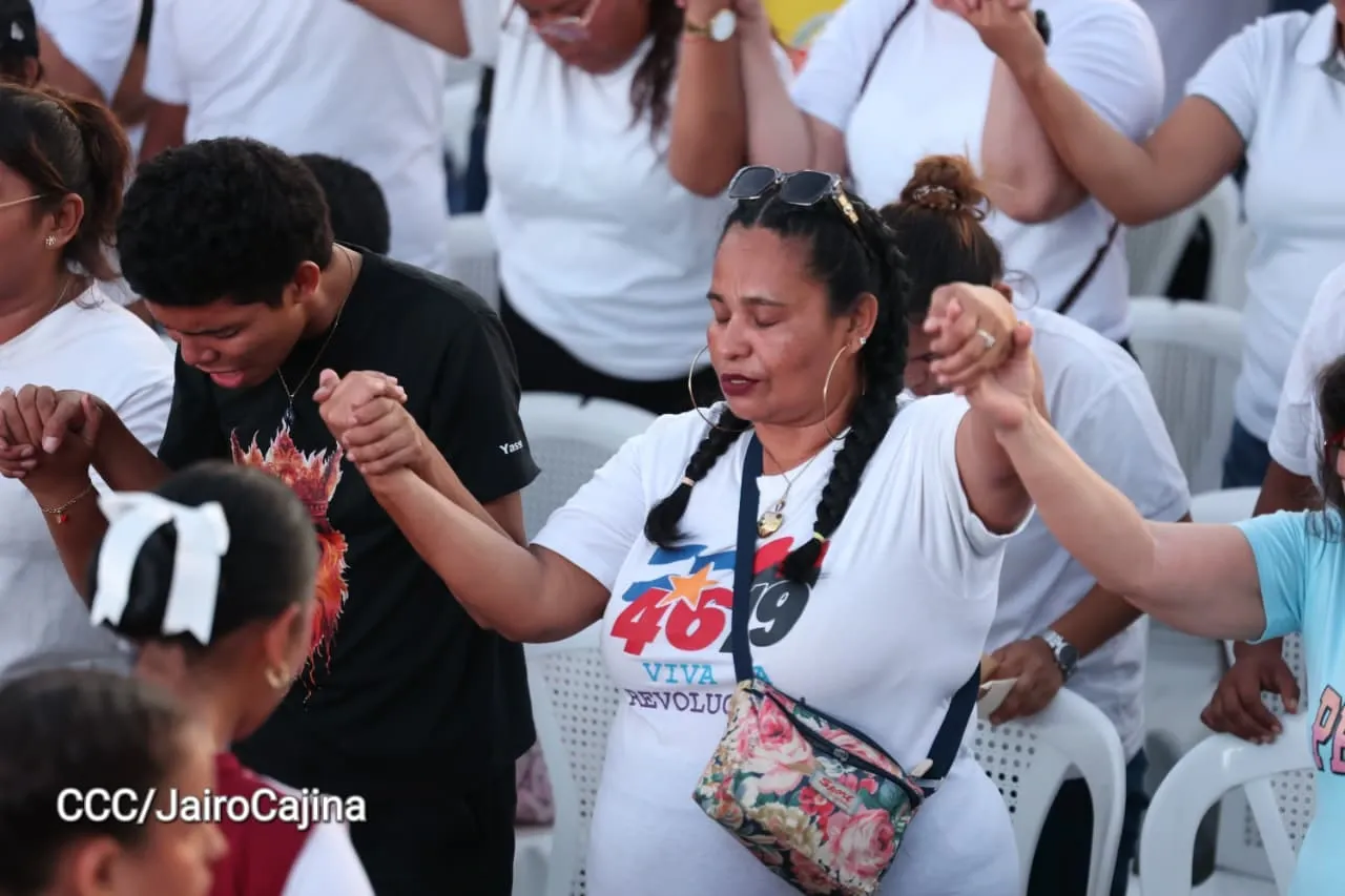 Familias celebran la Paz con culto en Plaza La Biblia