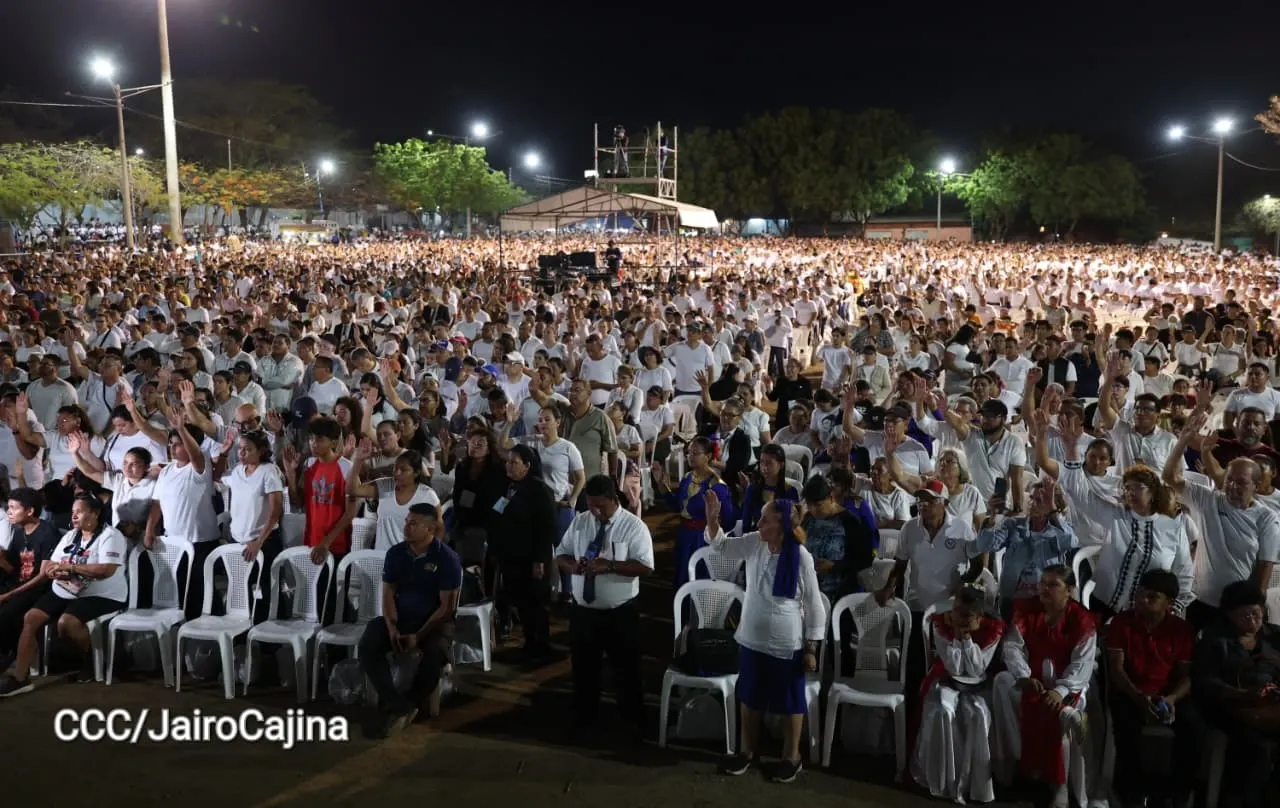 Familias celebran la Paz con culto en Plaza La Biblia