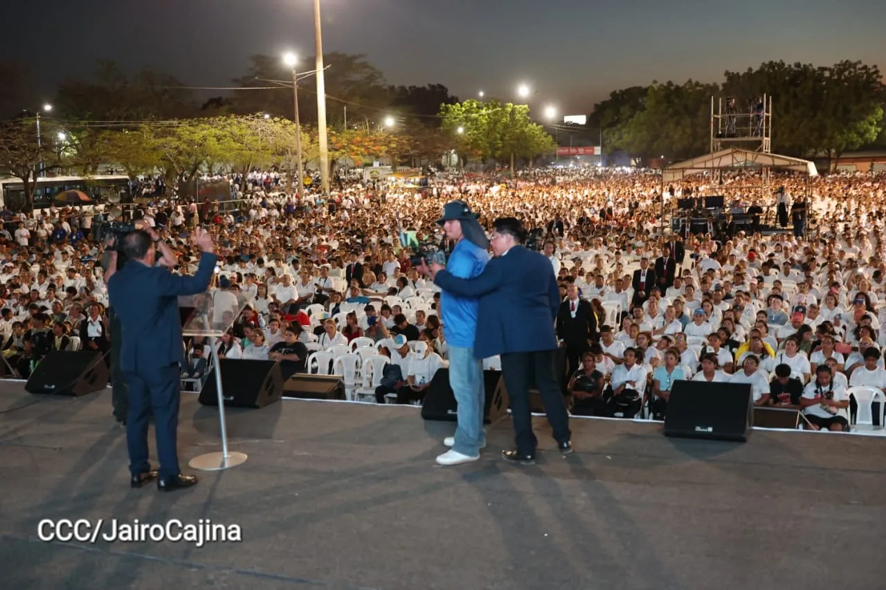 Familias celebran la Paz con culto en Plaza La Biblia