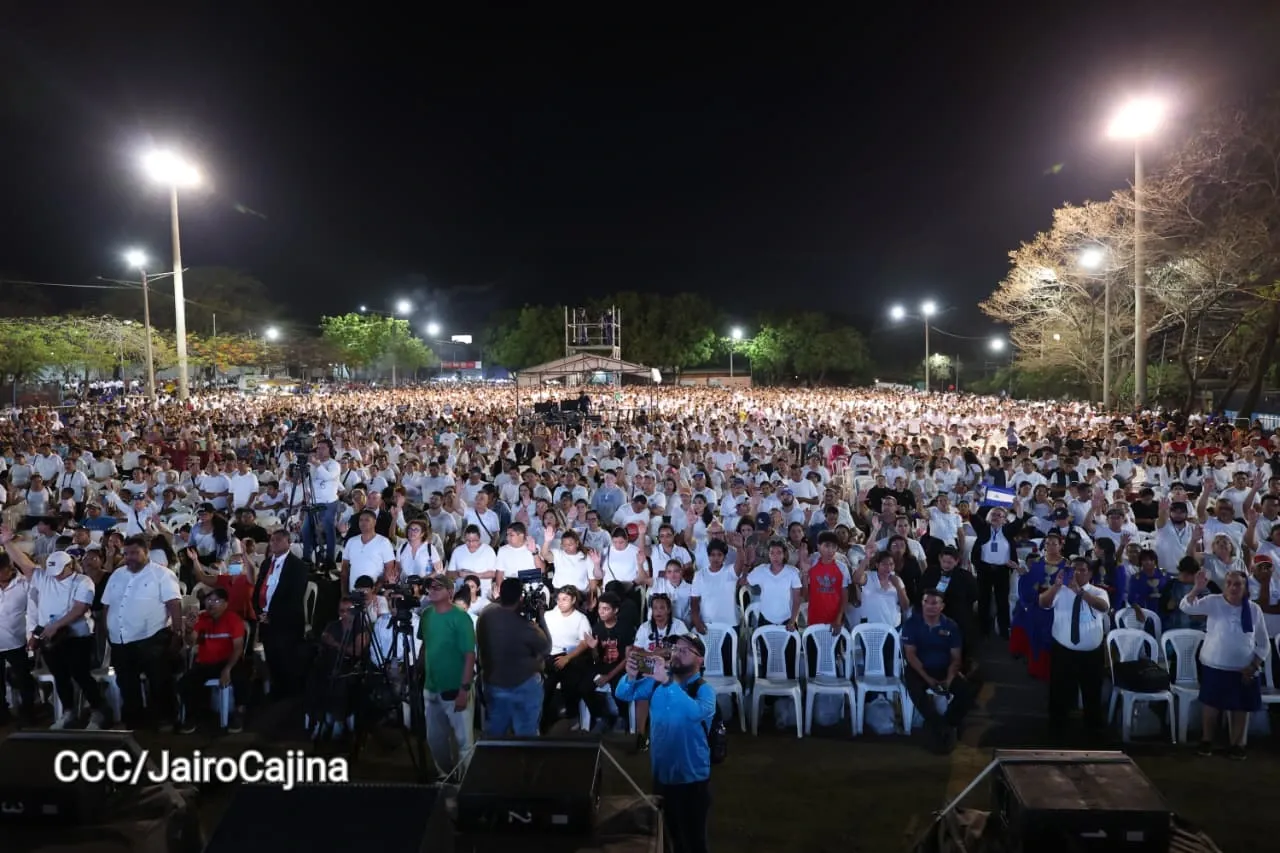 Familias celebran la Paz con culto en Plaza La Biblia