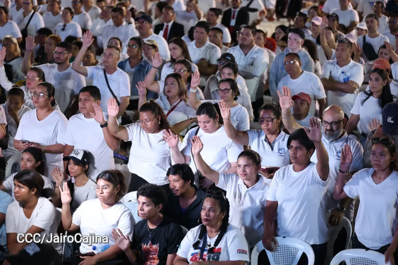 Familias celebran la Paz con culto en Plaza La Biblia