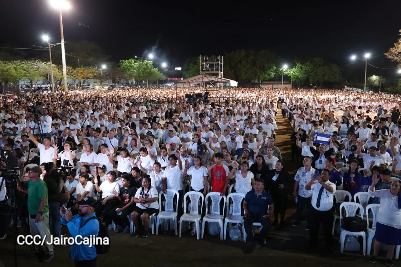 Familias celebran la Paz con culto en Plaza La Biblia