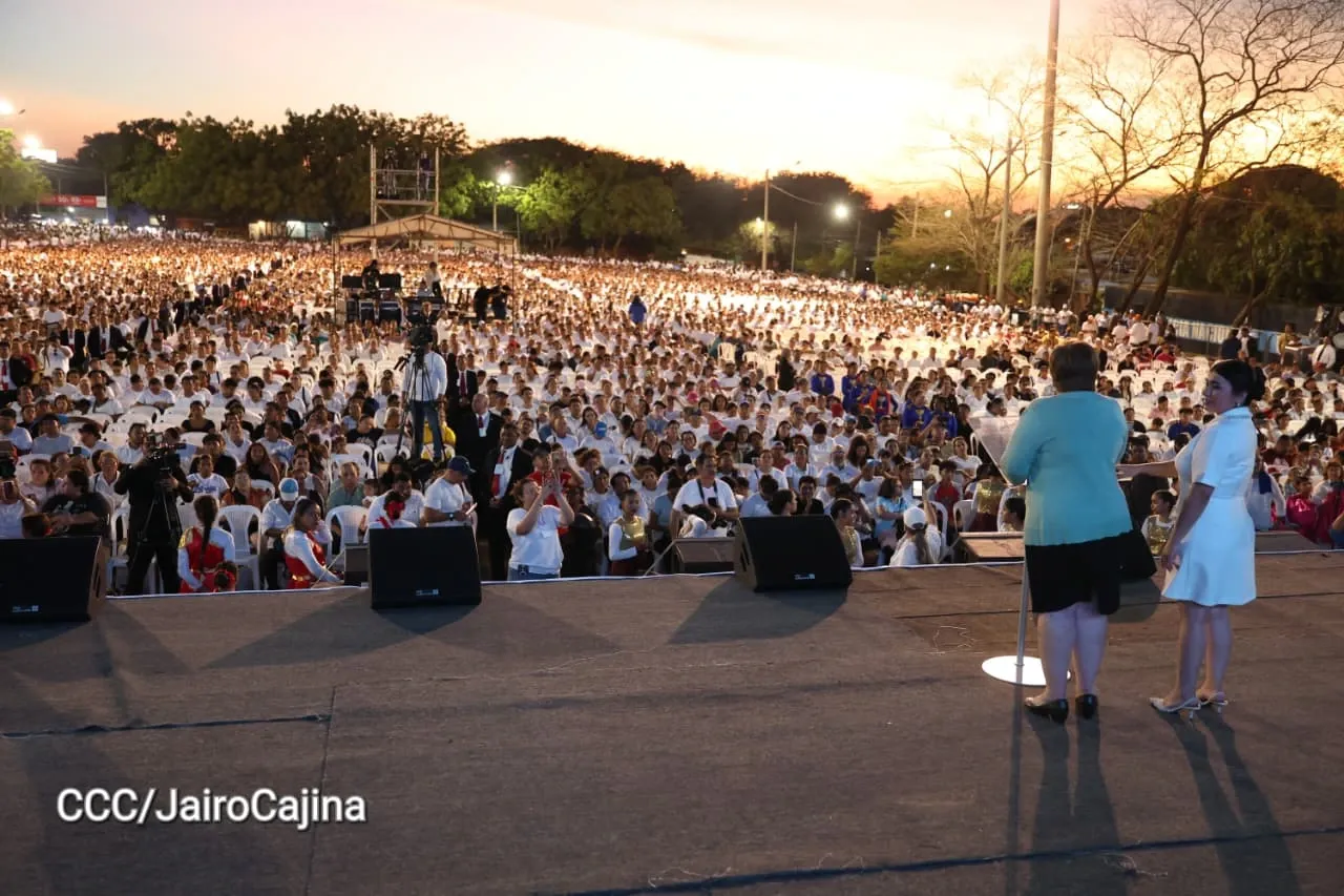 Familias celebran la Paz con culto en Plaza La Biblia