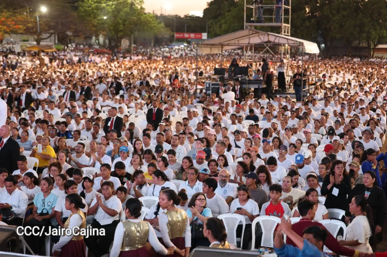Familias celebran la Paz con culto en Plaza La Biblia