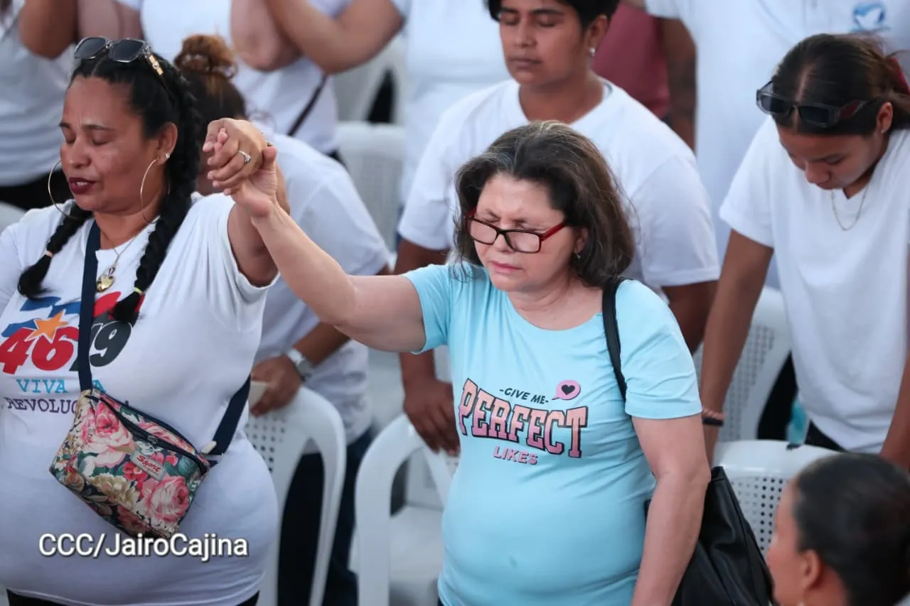 Familias celebran la Paz con culto en Plaza La Biblia