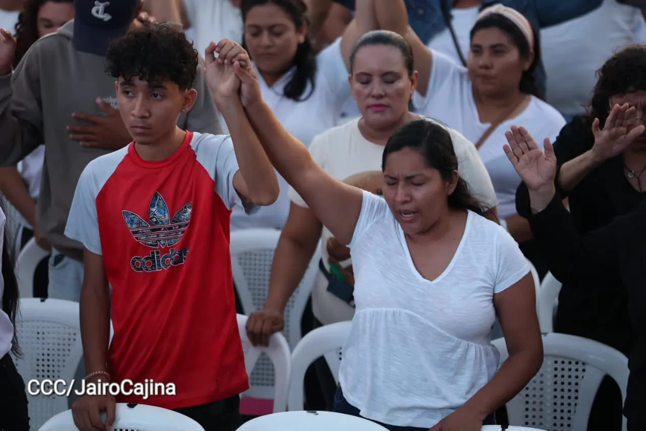 Familias celebran la Paz con culto en Plaza La Biblia