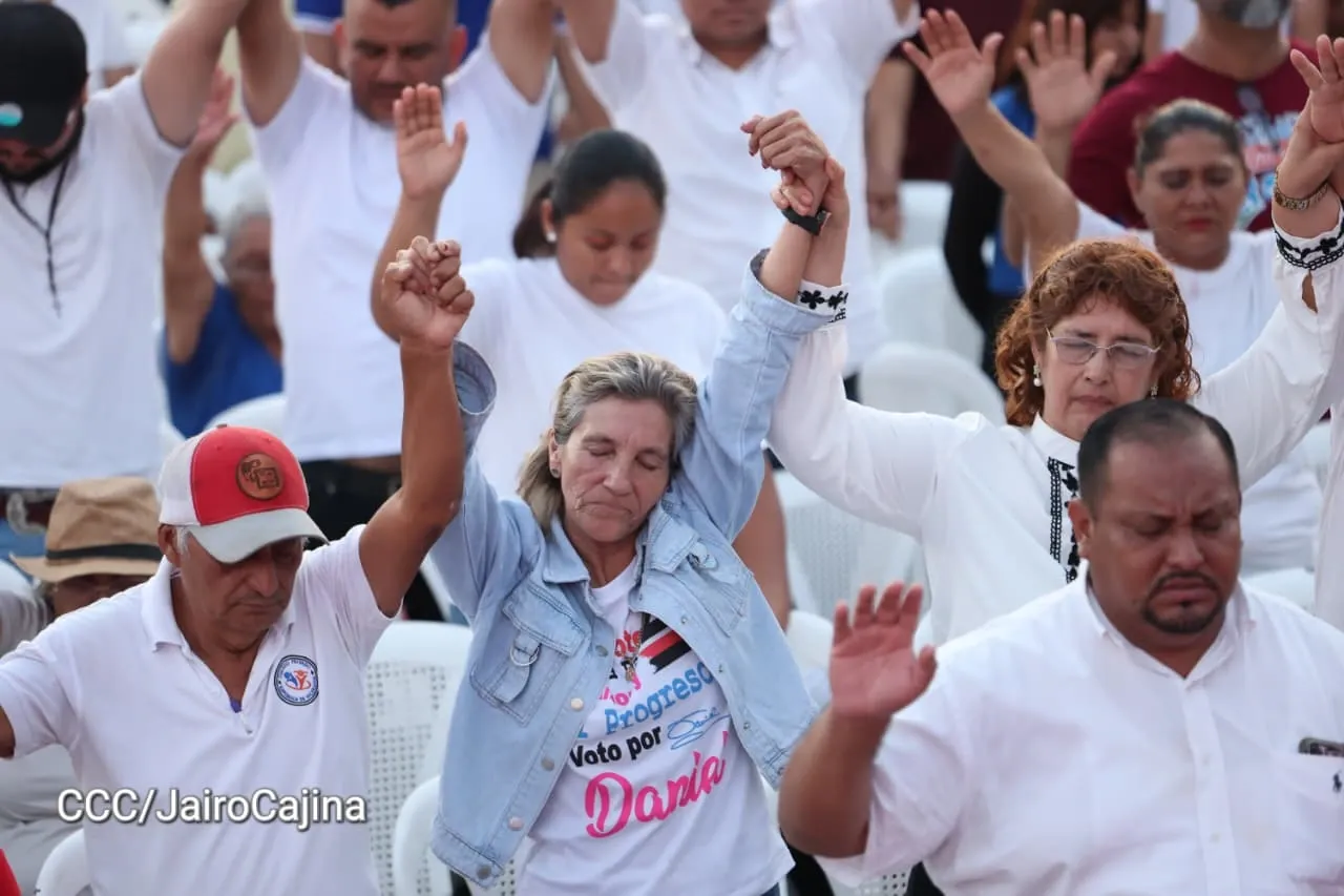 Familias celebran la Paz con culto en Plaza La Biblia