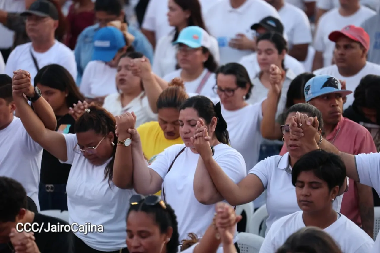 Familias celebran la Paz con culto en Plaza La Biblia