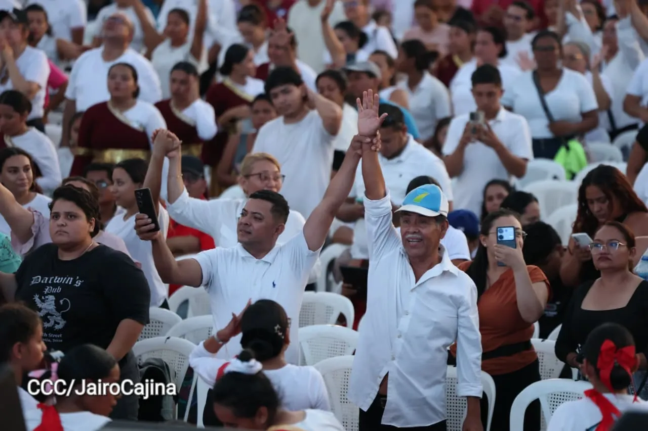 Familias celebran la Paz con culto en Plaza La Biblia