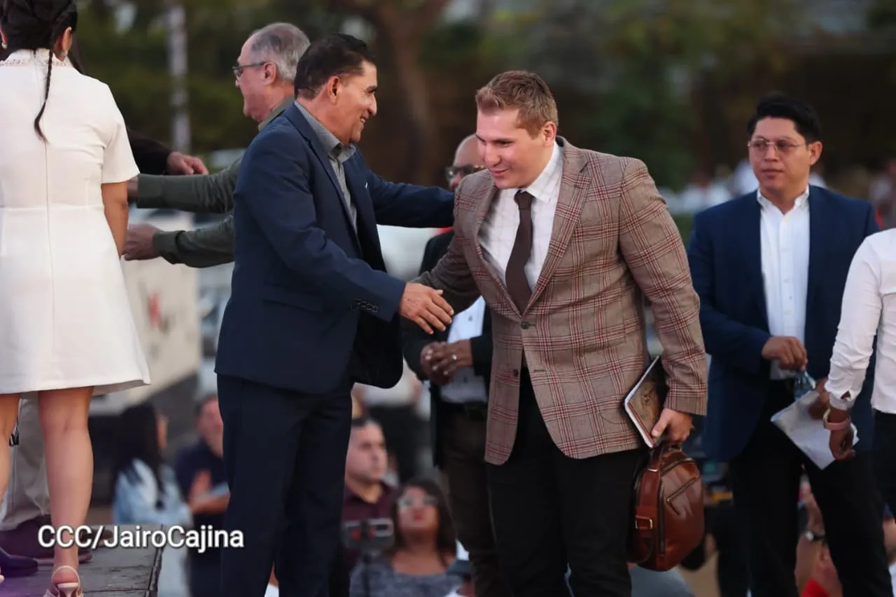 Familias celebran la Paz con culto en Plaza La Biblia