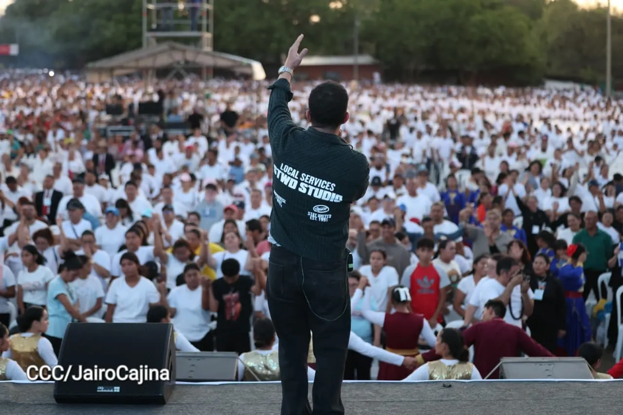 Familias celebran la Paz con culto en Plaza La Biblia