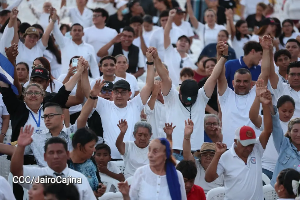 Familias celebran la Paz con culto en Plaza La Biblia