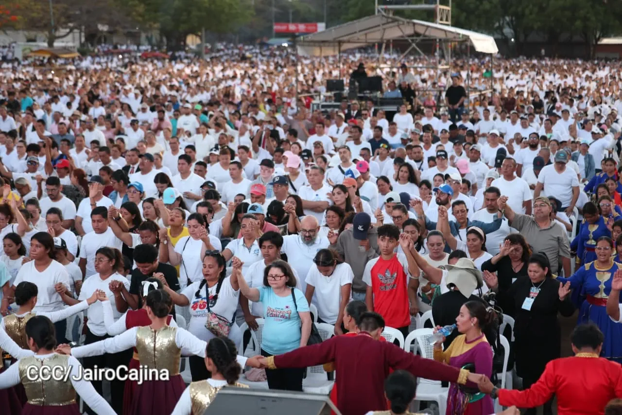 Familias celebran la Paz con culto en Plaza La Biblia