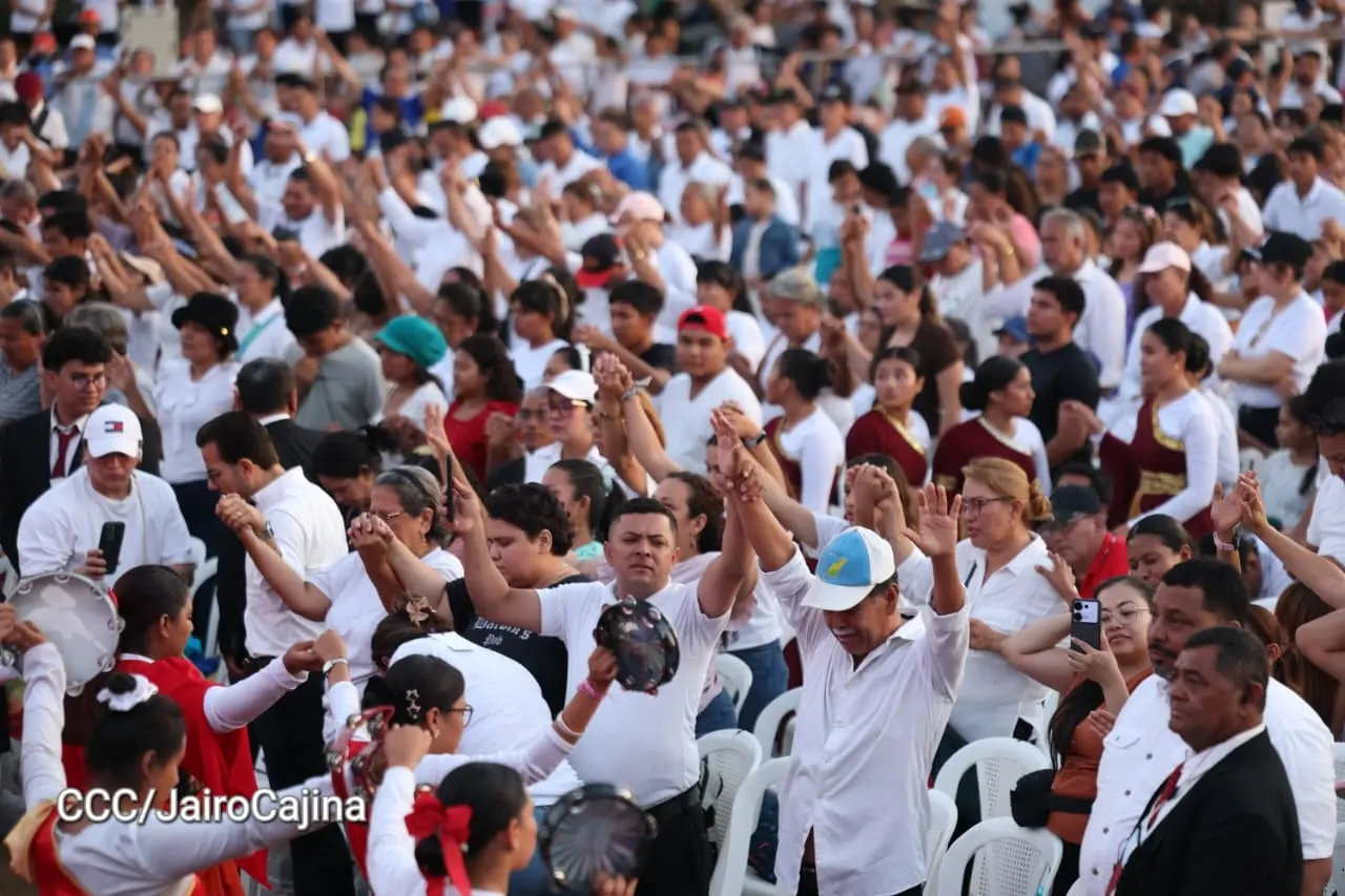 Familias celebran la Paz con culto en Plaza La Biblia