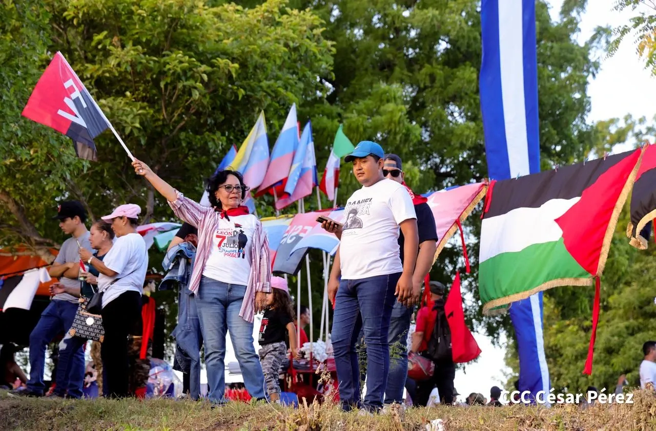 Multitudinaria caminata recuerda la histórica toma del Fortín de Acosasco en León