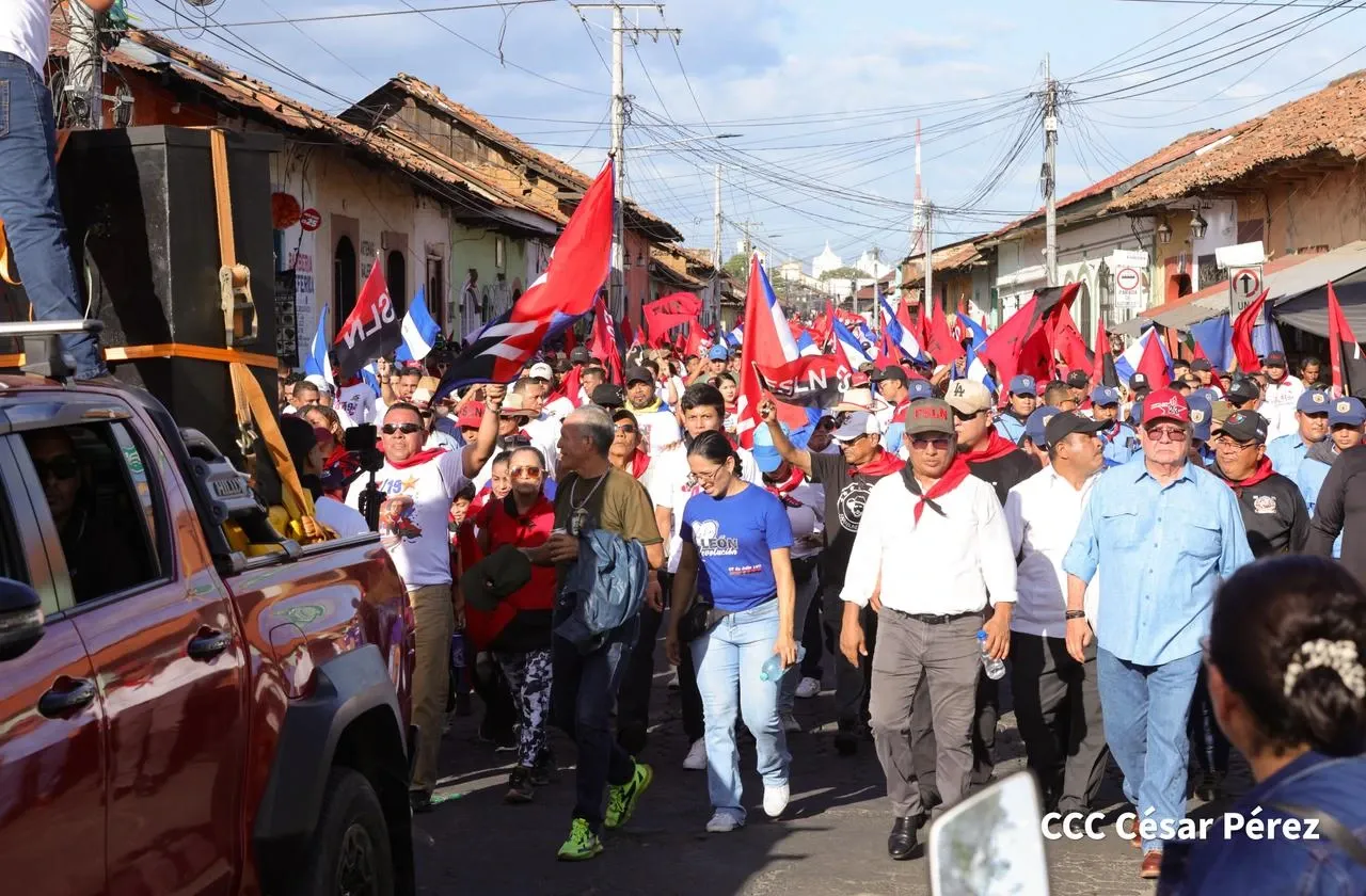 Multitudinaria caminata recuerda la histórica toma del Fortín de Acosasco en León