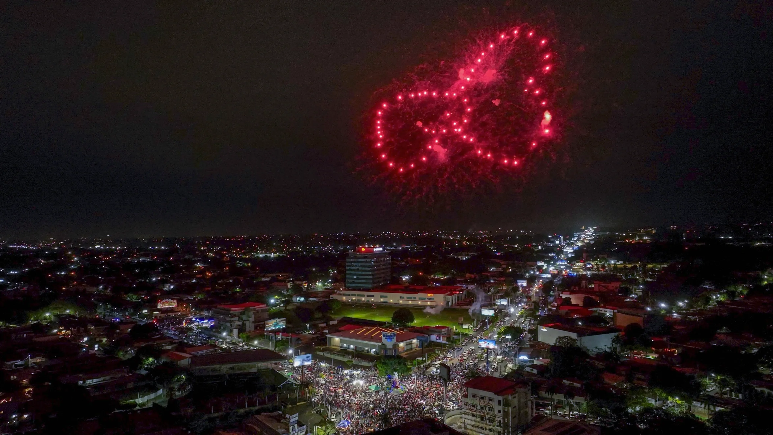 Familias protagonizan vigilias por el 47.° aniversario de la Revolución