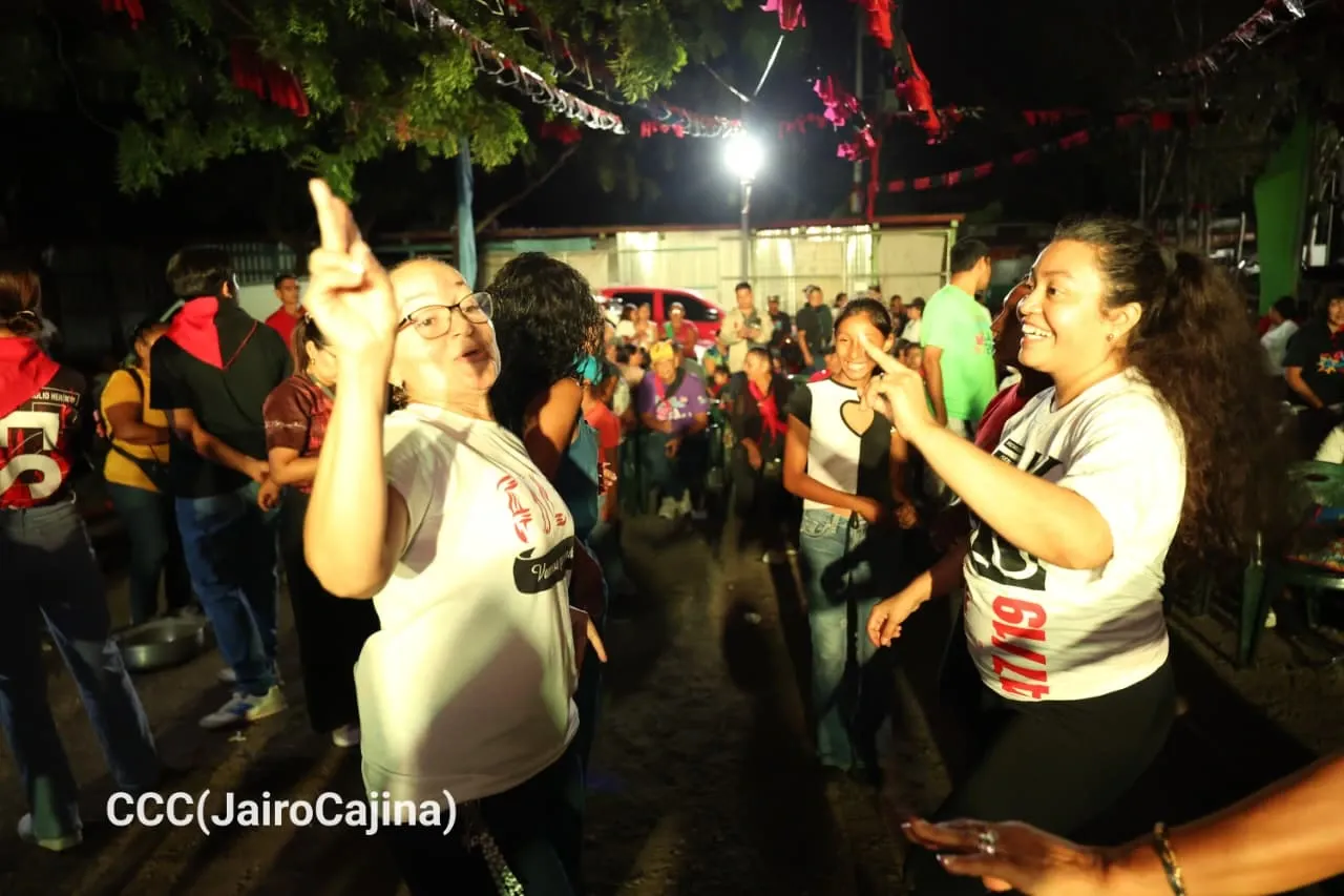Familias protagonizan vigilias por el 47.° aniversario de la Revolución