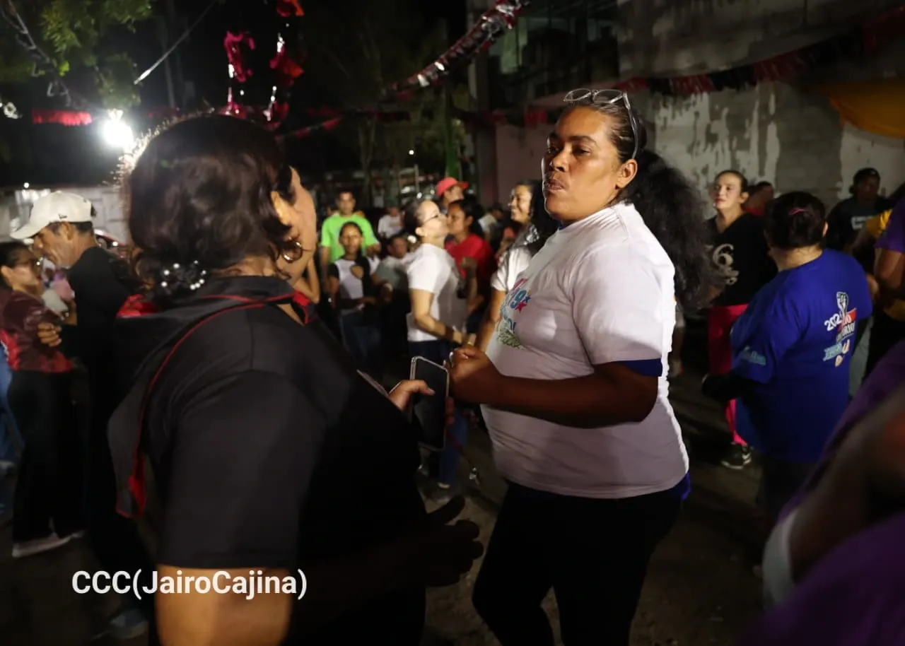 Familias protagonizan vigilias por el 47.° aniversario de la Revolución