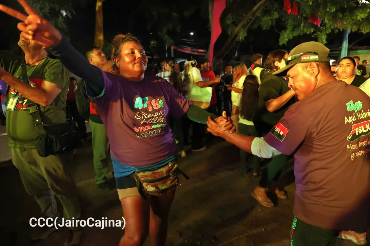 Familias protagonizan vigilias por el 47.° aniversario de la Revolución